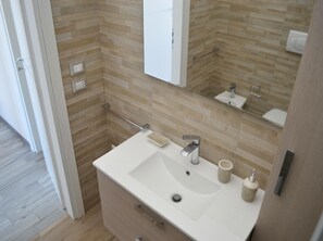 Appartement, 2 chambres, balcon | Salle de bain