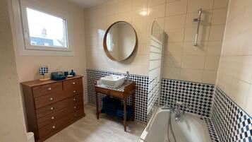 Baignoire, sĂšche-cheveux, serviettes fournies, savon