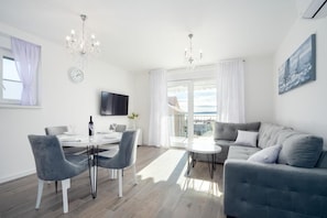 Apartment, 2 Schlafzimmer, Balkon, Stadtblick | Wohnzimmer