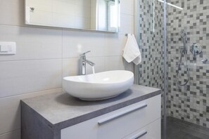 Apartment, 2 Schlafzimmer, Balkon, Stadtblick | Badezimmer