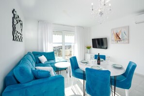 Departamento, 2 habitaciones, balcón, vista a la ciudad | Sala de estar