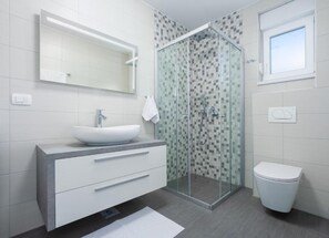 Departamento, 2 habitaciones, balcón, vista a la ciudad | Baño