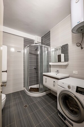 Apartment, 1 Bedroom, Smoking, Balcony | Bathroom