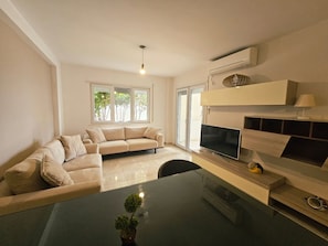 Apartment, 1 Bedroom, Smoking, Balcony | Living room