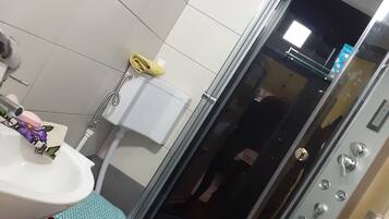 Room, 1 Bedroom, Smoking, Patio | Bathroom
