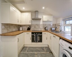 Cottage | Private kitchen | Fridge, dishwasher, toaster, cookware/dishes/utensils