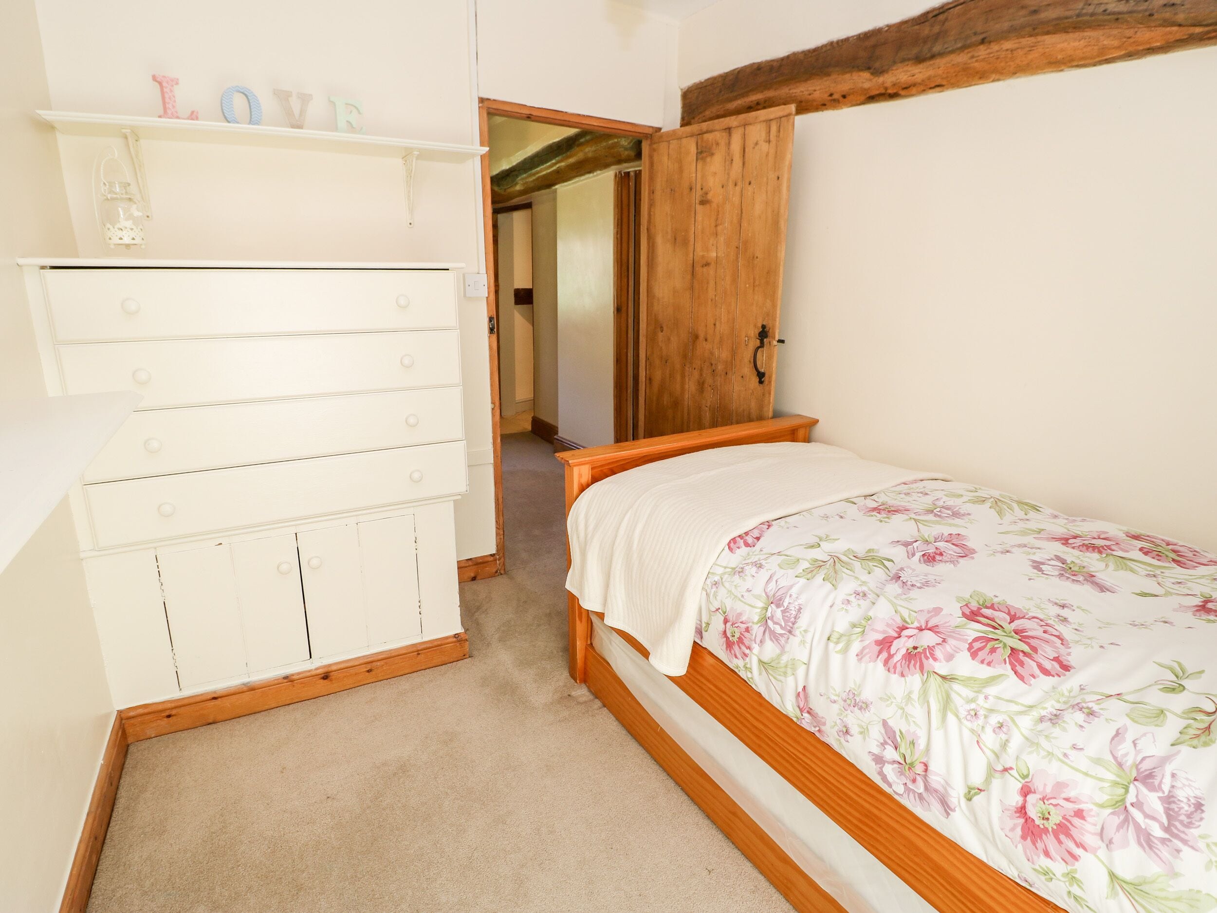 2 habitaciones, decoración personalizada y muebles diferentes 