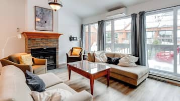 Fernseher, Kamin, Stereoanlage