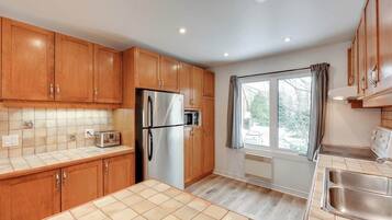 KĂŒhlschrank, Mikrowelle, Ofen, Herdplatte