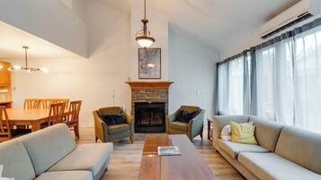 TV, lareira, aparelho de som