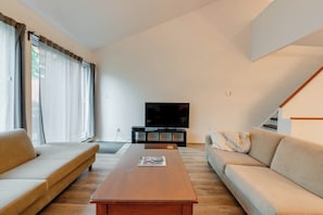 Fernseher, Kamin, Stereoanlage