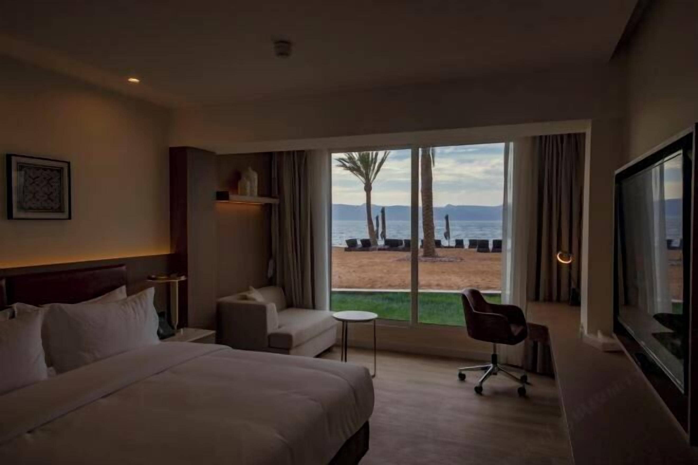 Een minibar, een bureau, geluiddichte muren, gratis wifi