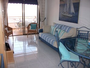 Living area - Fantastic apartment very well located at the beginning of Puigrom, very well equipped and bon (Roses)