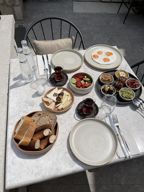 Café da manhã com pratos da culinária local grátis todos os dias