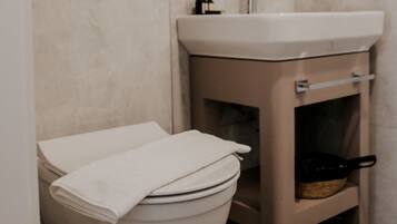 Deluxe Double Room with Balcony | Bathroom | Shower, hair dryer, slippers, towels