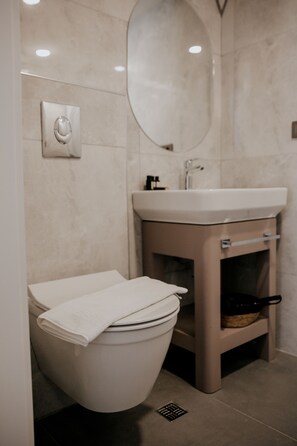 Deluxe Double Room with Balcony | Bathroom | Shower, hair dryer, slippers, towels - Paye Alaçatı (Cesme)