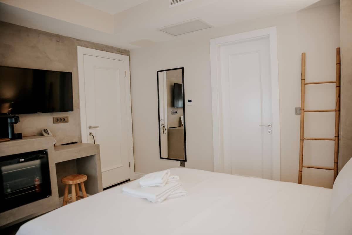 Egyptian cotton sheets, premium bedding, minibar, blackout drapes