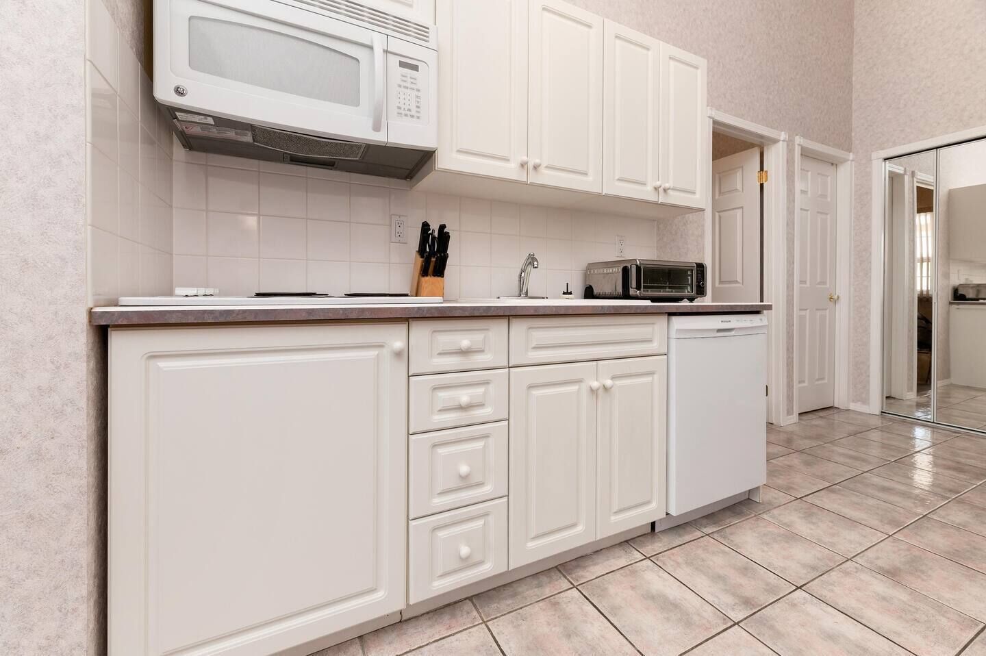 Réfrigérateur, plaque de cuisson, lave-vaisselle, cafetière/bouilloire