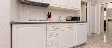 Réfrigérateur, plaque de cuisson, lave-vaisselle, cafetière/bouilloire