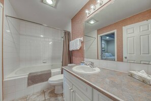 Towels - Cozy Fairmont Hot Springs 1BR Condo BC Registration PM493078643 (Fairmont Hot Springs)