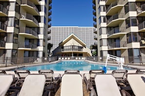 3 udendørs pools