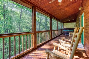 Terrace/patio - Laurel Cottage, $560 FREE tickets each paid day, Hot Tub, Pool Table! (Sevierville)