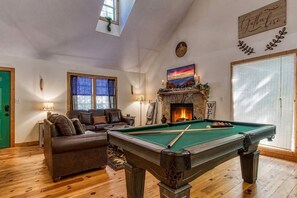 Games room - Laurel Cottage, $560 FREE tickets each paid day, Hot Tub, Pool Table! (Sevierville)