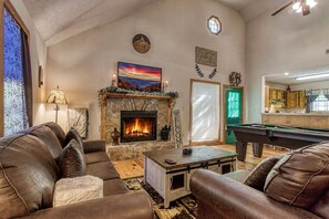 Smart TV, fireplace, video games - Laurel Cottage, $560 FREE tickets each paid day, Hot Tub, Pool Table! (Sevierville)