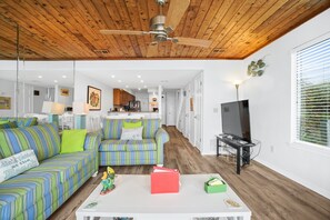 Casa adosada, 2 habitaciones, frente a la playa | Zona de estar | Televisión LCD de 45 pulgadas con canales por cable, una televisión