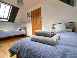 2 bedrooms, iron/ironing board, free WiFi, bed sheets - Charming Barn Conversion on Private Estate (Kilmarnock)