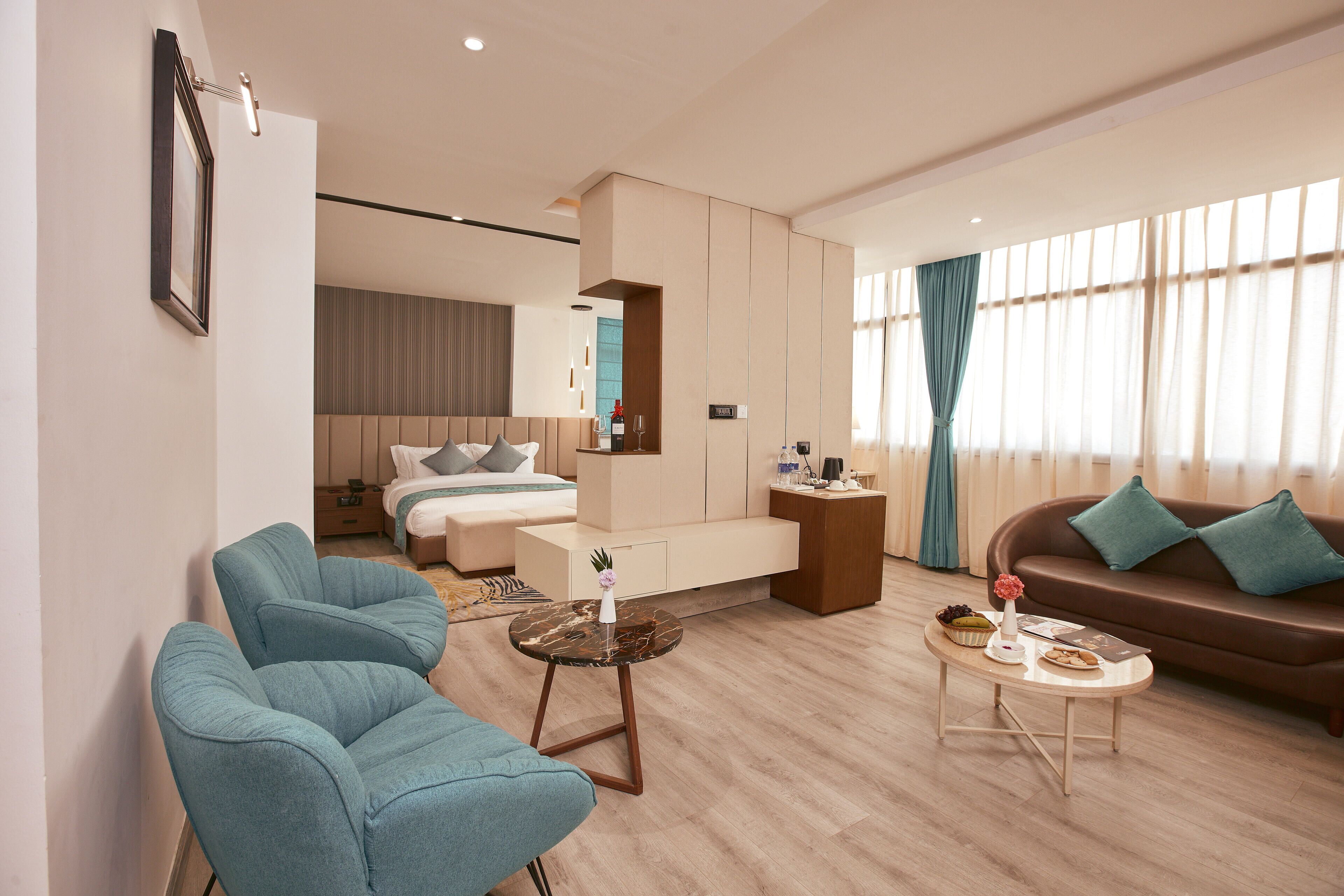 Executive Suite | Desk, laptop workspace, iron/ironing board, free WiFi