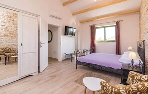 3 Schlafzimmer, Schreibtisch, Bügeleisen/Bügelbrett, Reisekinderbett