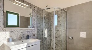 Dusche, Haartrockner, Handtücher, Seife