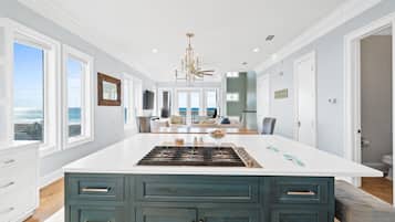 House, 5 Bedrooms, Private Pool | Dapur peribadi | Peti sejuk/penyejuk beku saiz penuh, ketuhar gelombang mikro, ketuhar