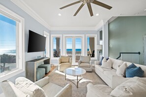 Casa, 5 habitaciones, alberca privada | Área de sala de estar | Televisión LCD de 50 pulgadas con canales por cable y televisión 