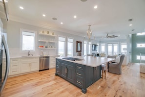 House, 5 Bedrooms, Private Pool | Private kitchen | Full-size fridge, microwave, oven, stovetop