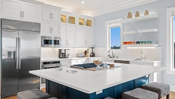 House, 5 Bedrooms, Private Pool | Dapur peribadi | Peti sejuk/penyejuk beku saiz penuh, ketuhar gelombang mikro, ketuhar