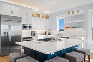 Refrigerador con freezer, microondas, horno, placa de cocina