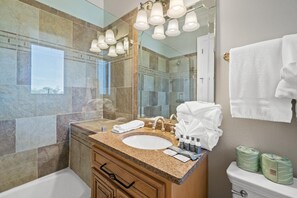 Casa, 5 habitaciones, alberca privada | Baño | Secadora de cabello, toallas, jabón, papel de baño 