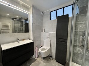 Dusj, hårføner og håndklær