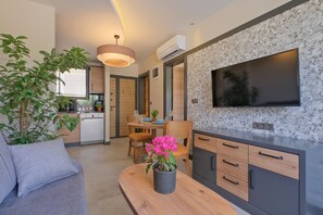 Premium bedding, desk, iron/ironing board, free WiFi - Kalender Suits (Fethiye)