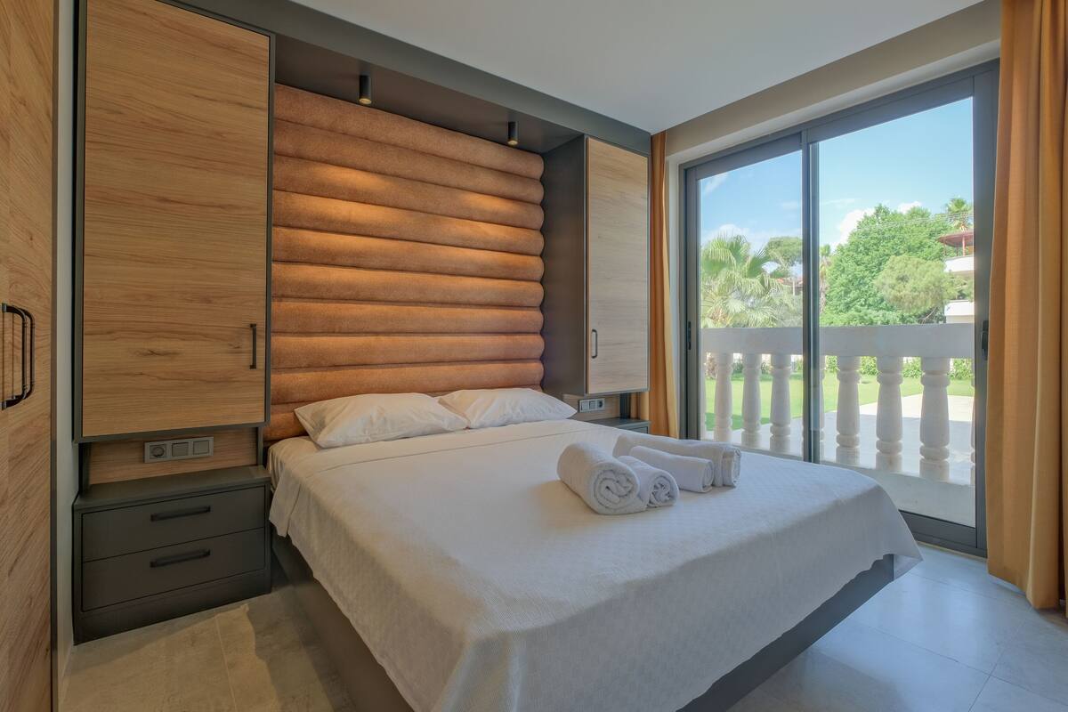 Premium bedding, desk, iron/ironing board (on request), WiFi (free)