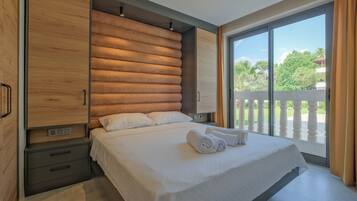 Premium bedding, desk, iron/ironing board, free WiFi