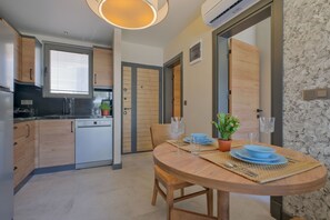 Habitación Deluxe, vista a la alberca | Cocina privada | Frigobar, parrilla de estufa, lavavajillas y artículos de limpieza