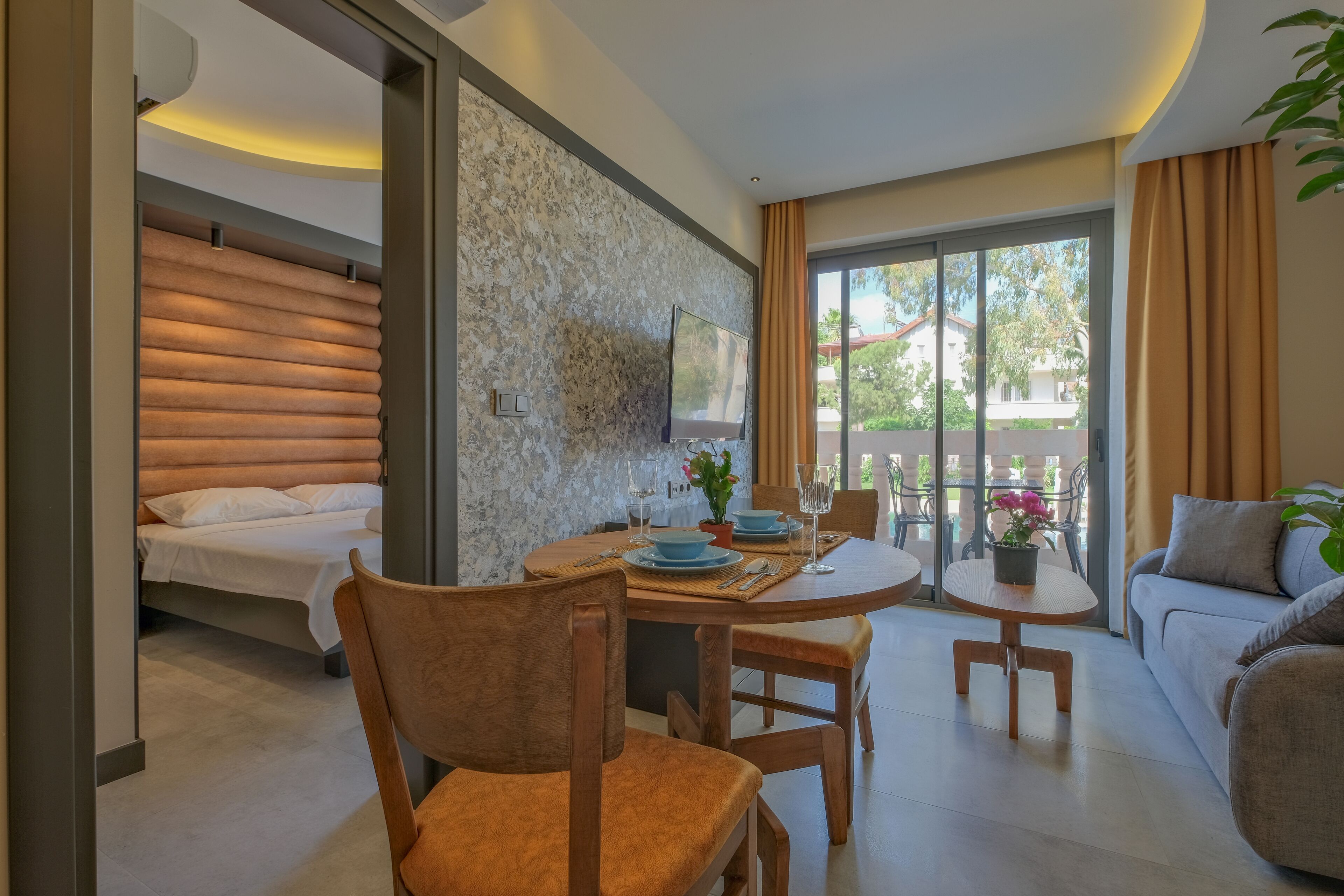 Literie de qualité supérieure, bureau, fer et planche à repasser