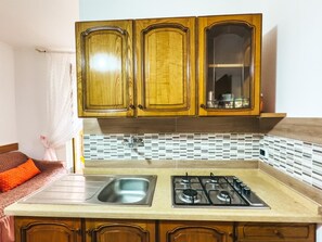 Kühlschrank, Herdplatte, Kochgeschirr/Geschirr/Besteck