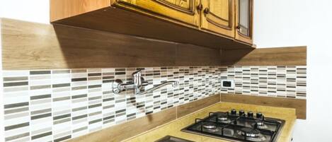 Frigorifero, piano cottura, pentole/stoviglie/utensili