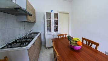 Stovetop, cookware/dishes/utensils