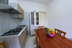 Surface de cuisson, vaisselle et ustensiles
