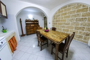 Stovetop, cookware/dishes/utensils - The Citrus Comprehensive Structure (GALLIPOLI)